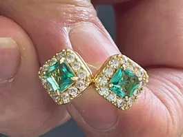 Clous d’oreilles doré jaune /zircon 0,8 cm X 0,8 cm
