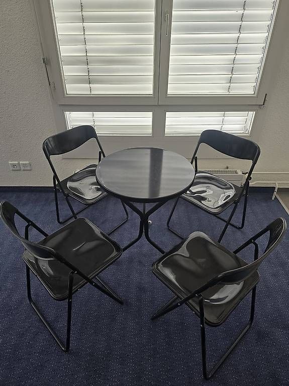 Set di tavolo e panche: Bistrotisch mit 4 Klappstühle  – Usato da Hagendorn venduto da tallytally 3