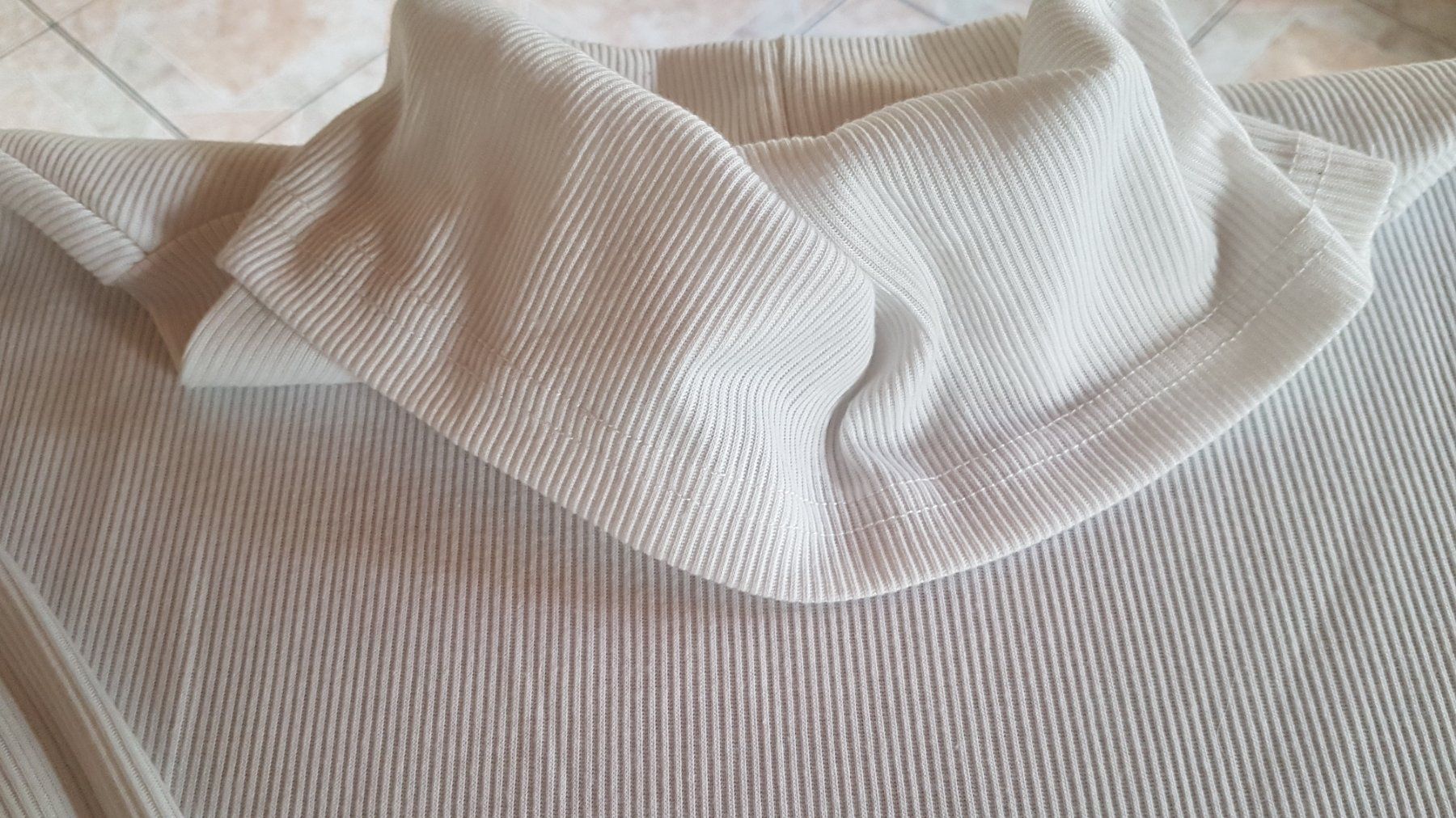 Pulls & Sweat-shirts: Pull blanc col roulé taille M – D'occasion à Villiers par san_jn5w 2