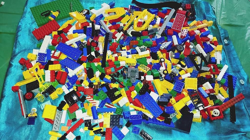 Lego Kit di costruzioni: Lego Classic-Basic-Figuren Kiloware gemischt 1,4kg – Usato da Schwarzenbach(Huttwil) venduto da Padielito
