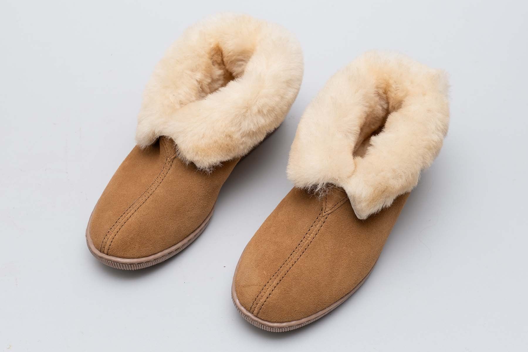 Damenschuhe: Schöne Leder Hausschuhe Minnetonka Slipper Hellbraun Gr 40 – Gebraucht aus Basel von phil4001