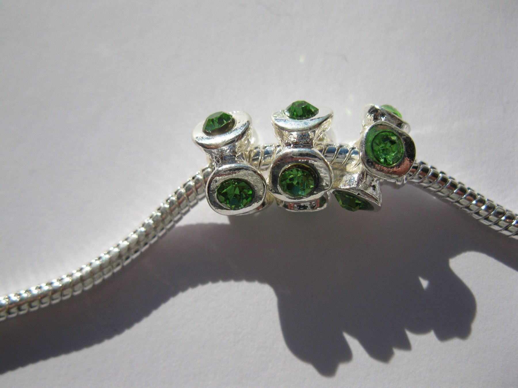 Perle (finte): 2 Grosslochperlen, Beads versilbert mit grünem Strass – Nuovo e nell'imballaggio originale da St. Margarethen TG venduto da LuanaKa 1