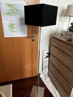 Elegante Steh- und Nachttischlampe mit schwarzem Schirm
