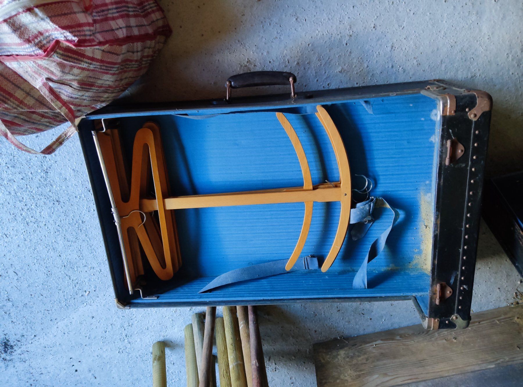 Schweizer Armee Valigie: Ancienne valise – Difettoso da Vicques venduto da prairie0809 1