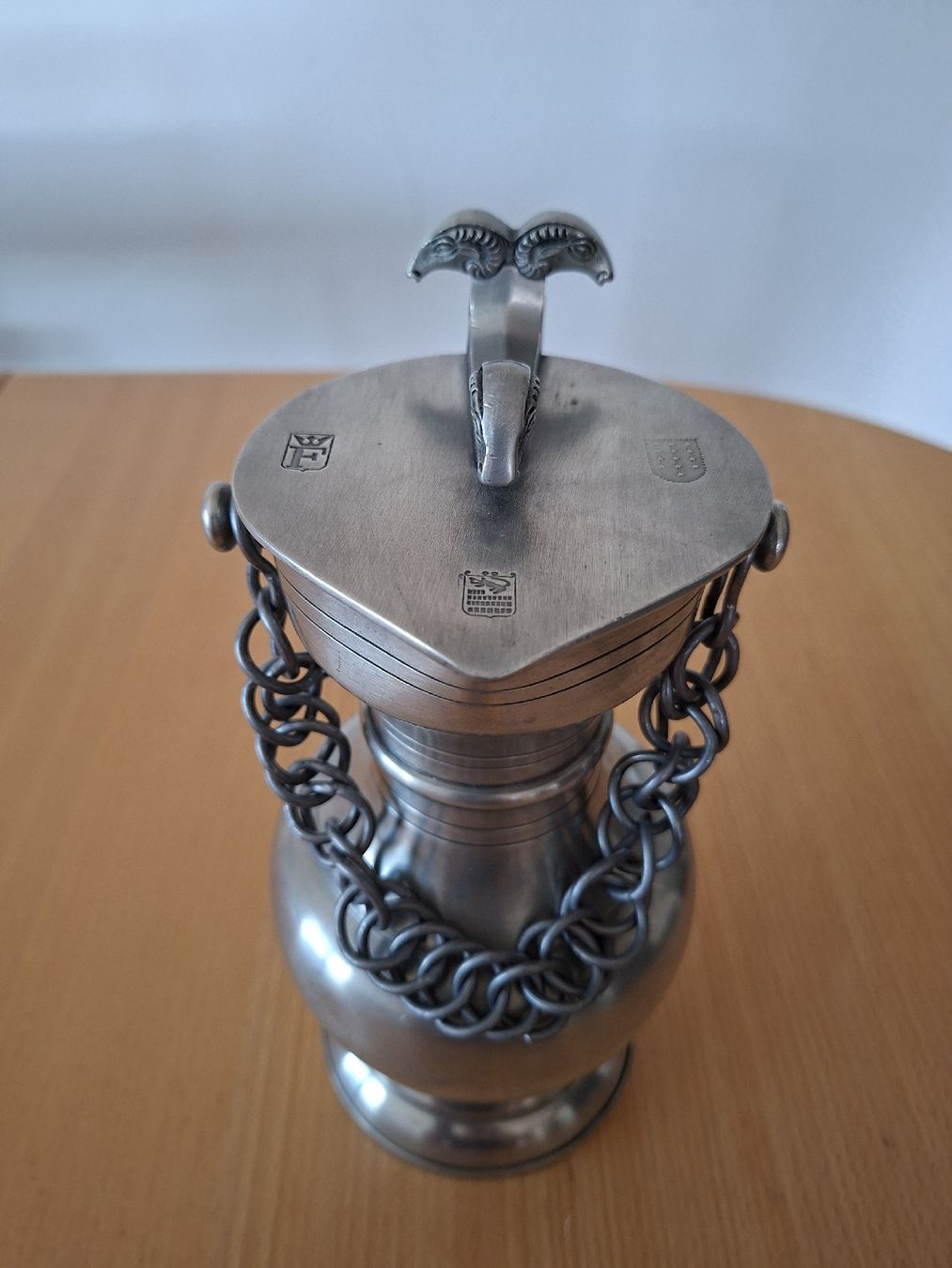 Caraffe: Walliser Zinnkrug mit Widderkopf – Usato da Fehraltorf venduto da Vakael