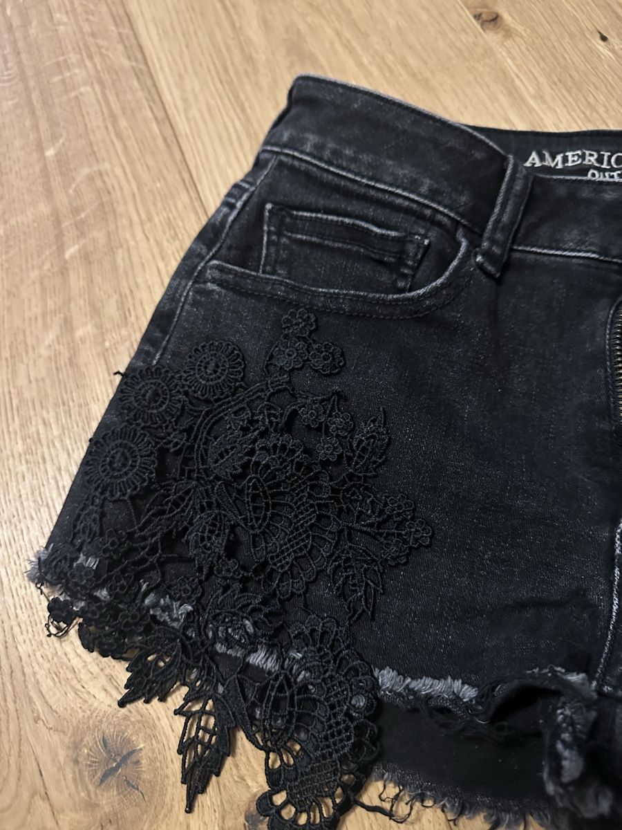 American Eagle Jeans: American Eagle Shorts Gr. 34 mit Spitze schwarz – Usato da Muri AG venduto da LON2o11 1