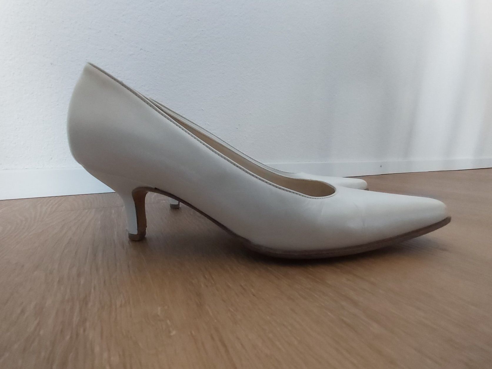 Chaussures femmes: Pumps, echtes Leder, weiss – D'occasion à Dielsdorf par Janisjan