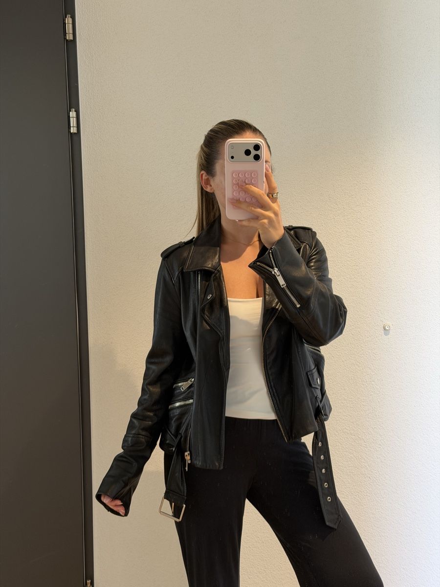 Zara Vestes: Zara real leather jacket with silver details – D'occasion à Au ZH par fra_w87x