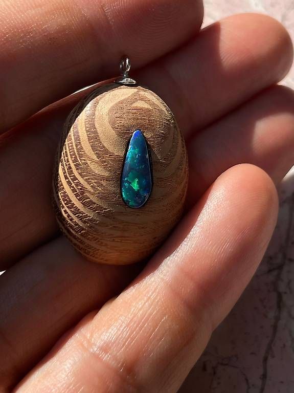 Ciondoli: Perlholz Anhänger mit wunderschönem Opal – Usato da Wigoltingen venduto da SANDROPAL 1