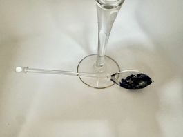 Edelstein-Phiole gefüllt mit Lapislazuli und Bergkristall