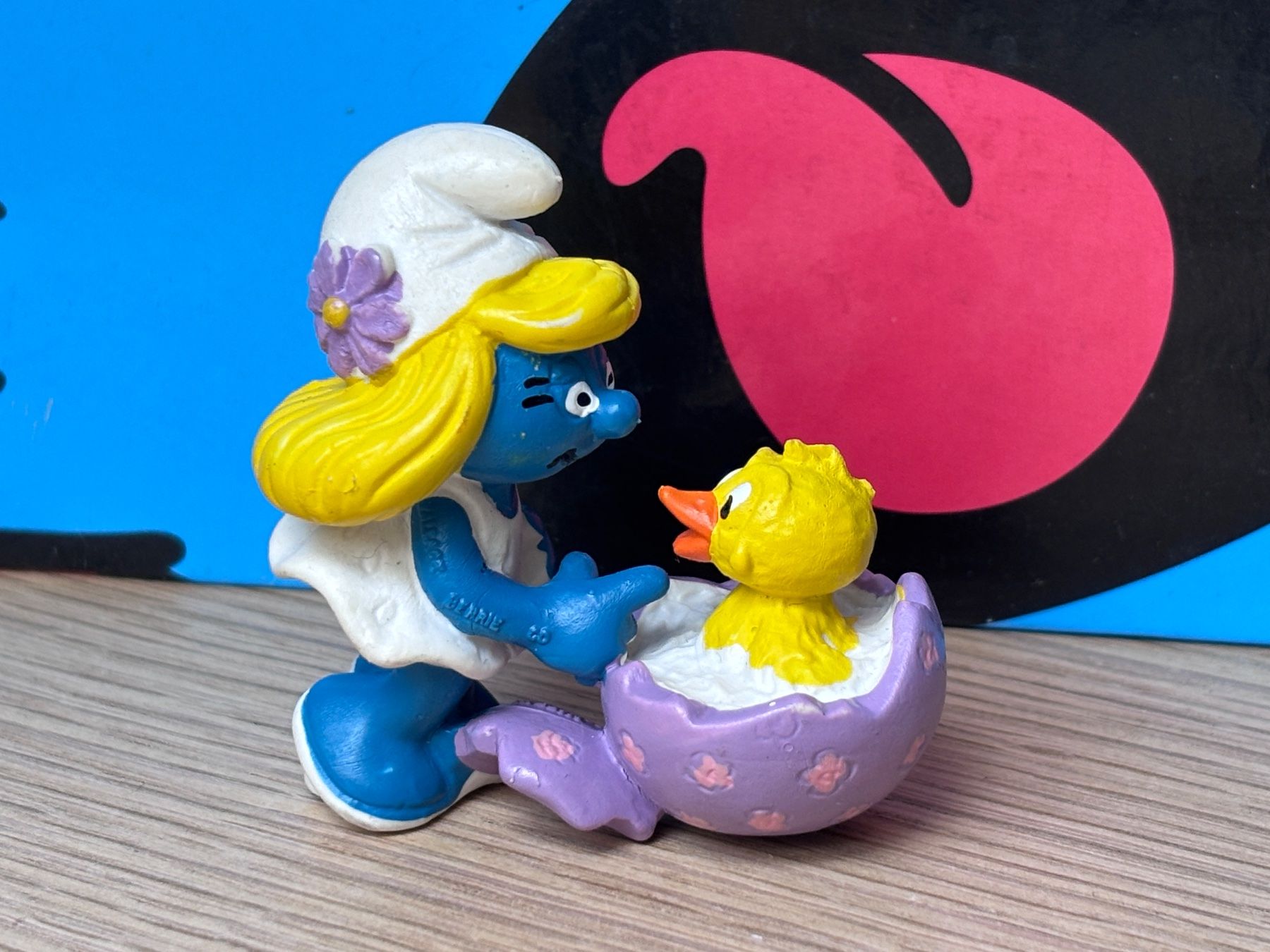 Schleich Statuette: Schlumpf mit Küken im Ei / Ostern – Usato da Lyss venduto da Duckszone