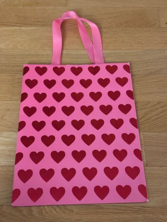 Pinke Geschenktasche mit Herzen - Perfekt für Geburtstage