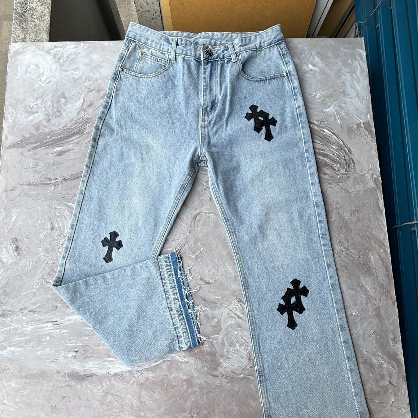 Jeans: Jean droit bleu clair patchs croix noires – Usato da Thônex venduto da Suisse.Shopping 6