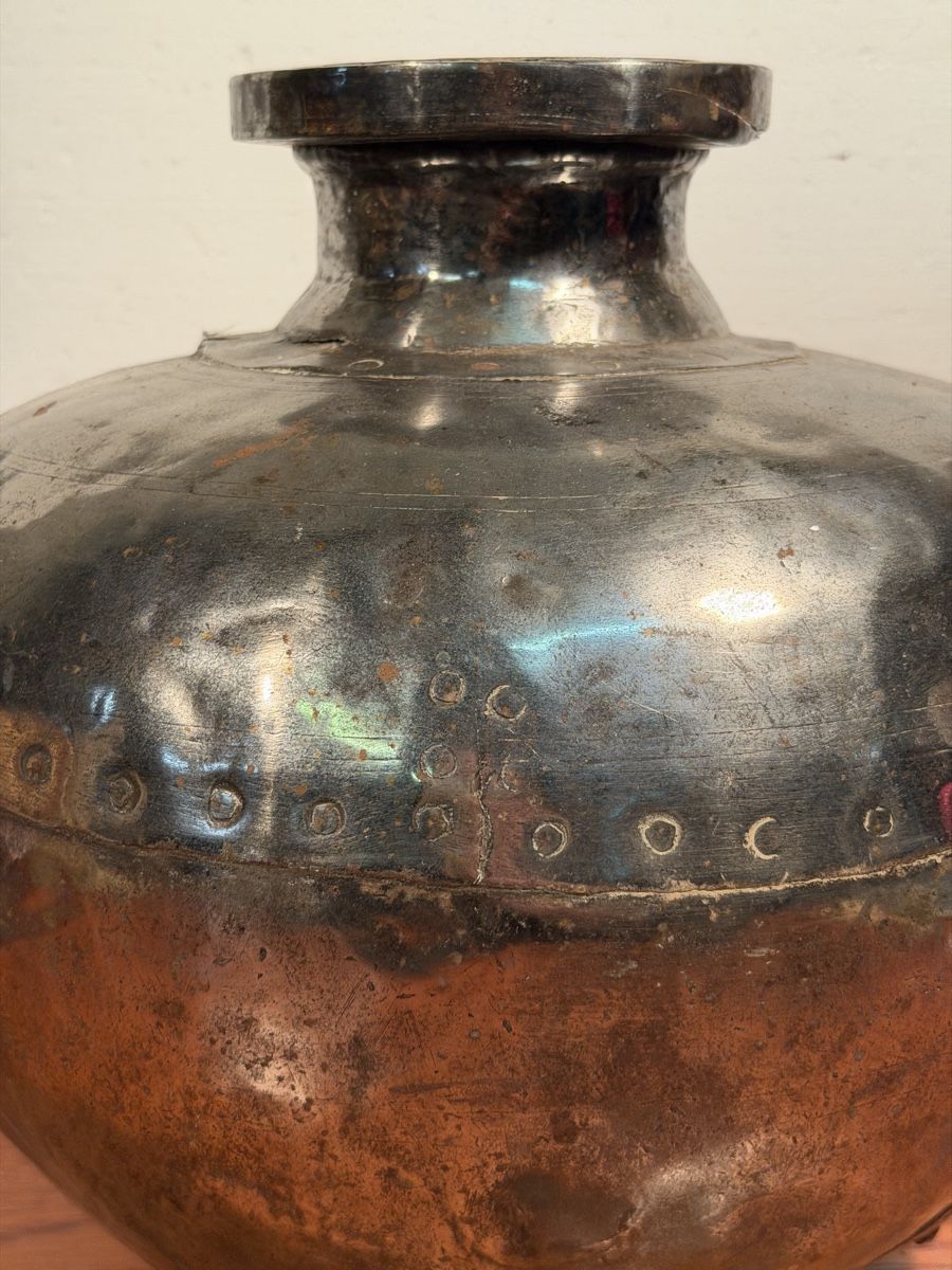 Vasen & Gefässe: Vintage Hammered Metal Pot - Unique Decorative Piece – Gebraucht aus Lausanne von artnouveau04 3