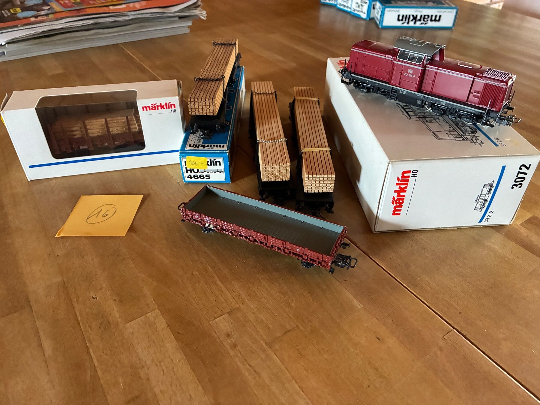 Märklin Modelleisenbahnen: Märklin - 2 Loks mit Güterwagen. u – Gebraucht aus Reigoldswil von Frog40 1
