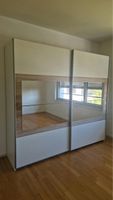 Grosser Kleiderschrank mit Schiebetüren