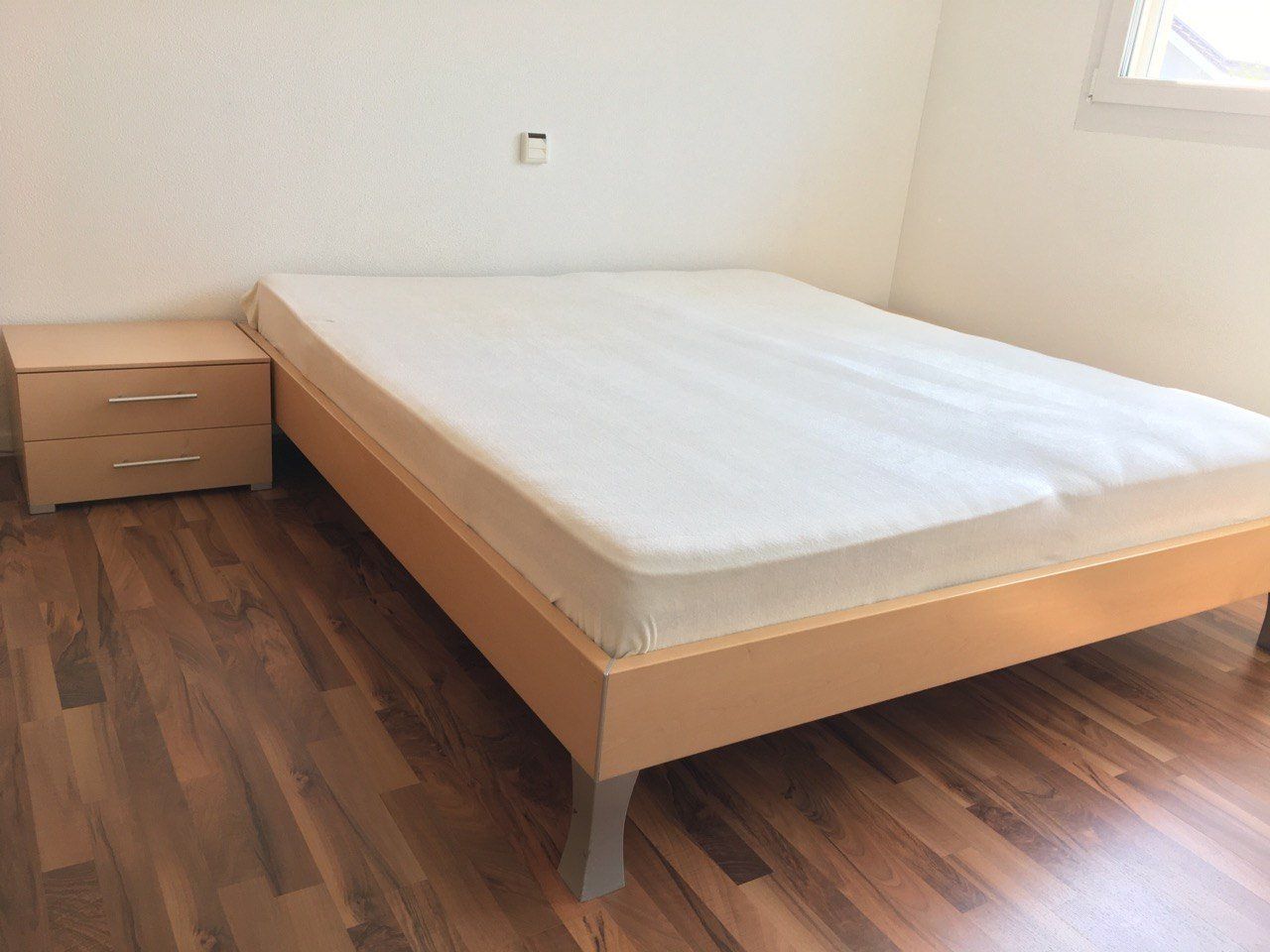 Lits: Schlafzimmer-Set: Doppelbett + 2 Nachttische + Kommode – D'occasion à Rupperswil par MediJan 1