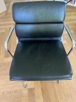 Vitra Soft Pad EA Chair 208 schwarz / Leder / Chrom / 4-Fuss