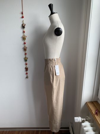 AKRIS: OVP/neu - Lässige Hose mit Kaufetikette, 36, NP 595