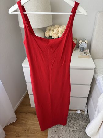 NEW - Bodycon Red Midi Dress NP: 45.-