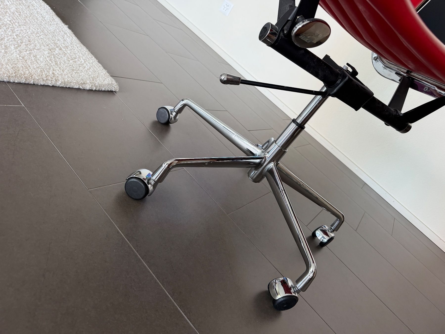 Eames Sedie: Charles Eames Bürostuhl Rot, Replica – Usato da Zug venduto da guuruu11 1