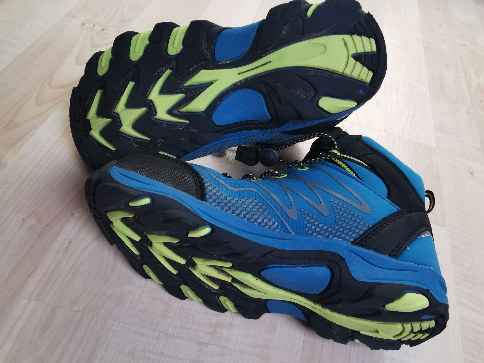 Hi-Tec Chaussures garçon: trekkingschuhe / wanderschuhe hi-tec grösse 35 – D'occasion à Oberentfelden par bienemaaja 1