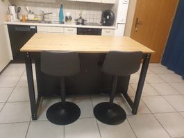 Stehtisch mit zwei Barhockern schwarz Holz neuwertig