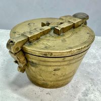 Ancienne boîte à poids de Nuremberg en bronze XVIIe siècle