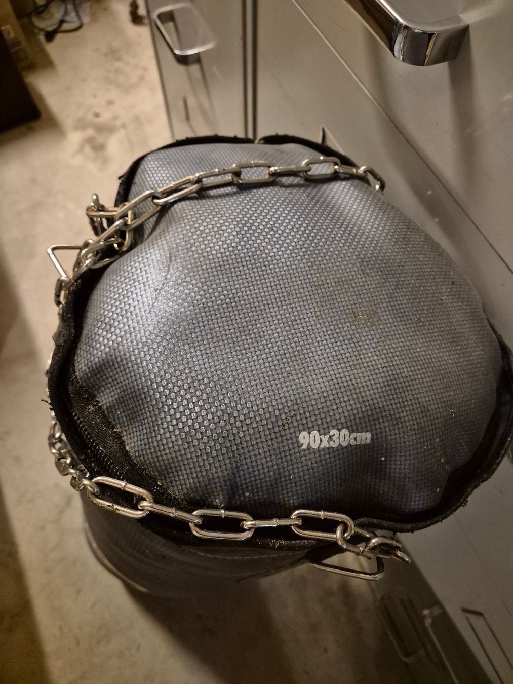 Sacchi da boxe: Boxsack 90x30cm mit Befestigungskette, gebraucht – Usato da Zug venduto da Ch4 1