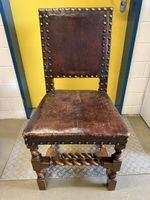 Antiker Stuhl mit Lederbezug und gedrechselten Beinen