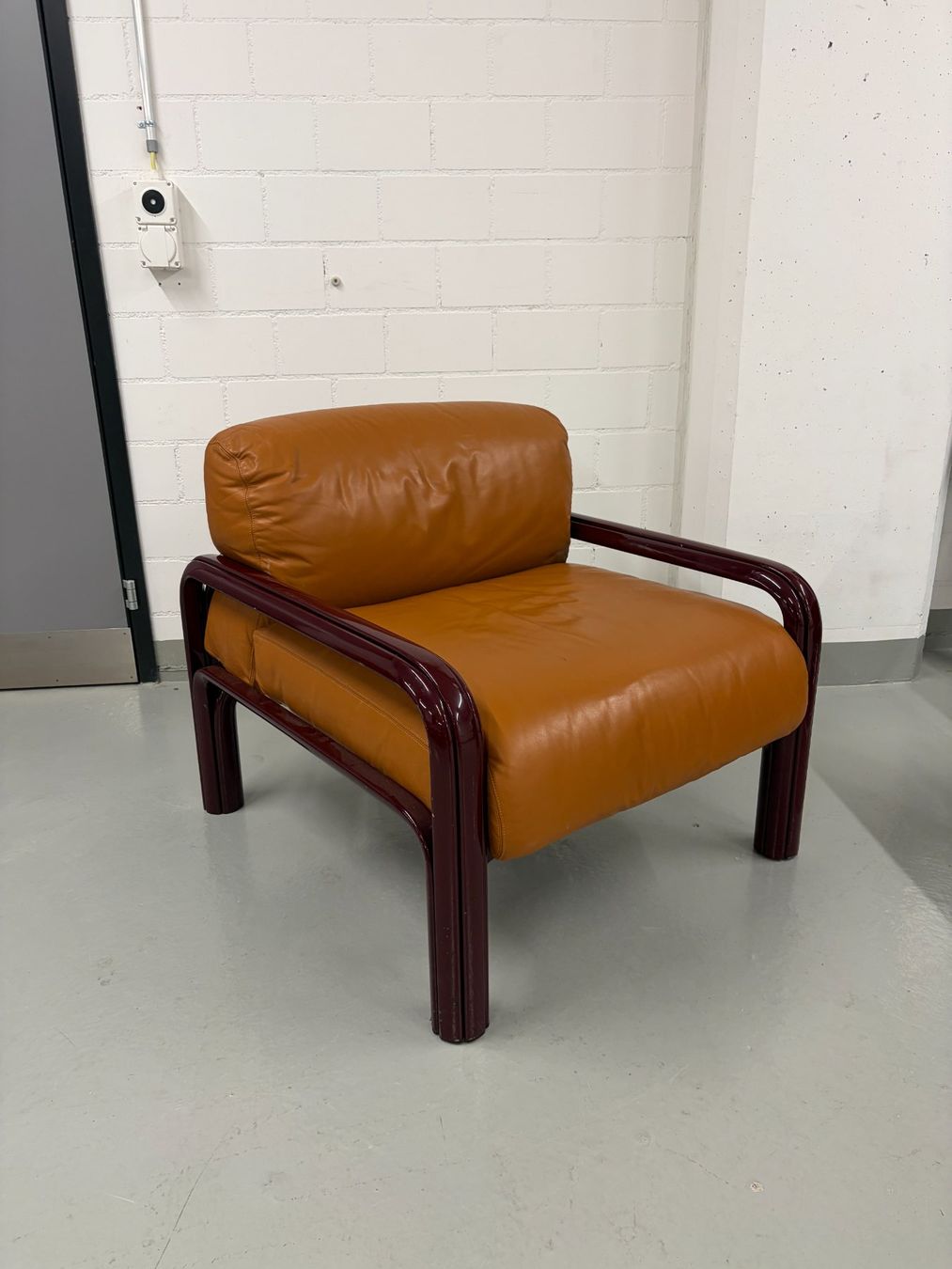 Sessel: Gae Aulenti, Fauteuil Bordeaux – Gebraucht aus Zürich von less_more