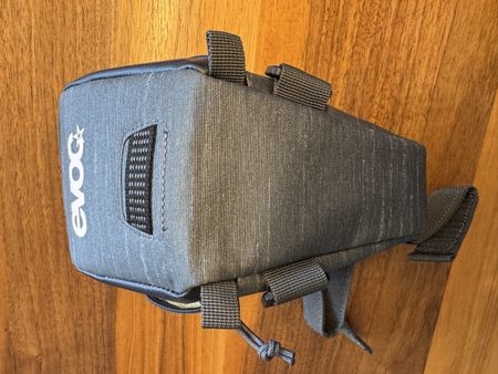 EVOC Satteltasche klein grau, ideal für Velotouren im Sommer