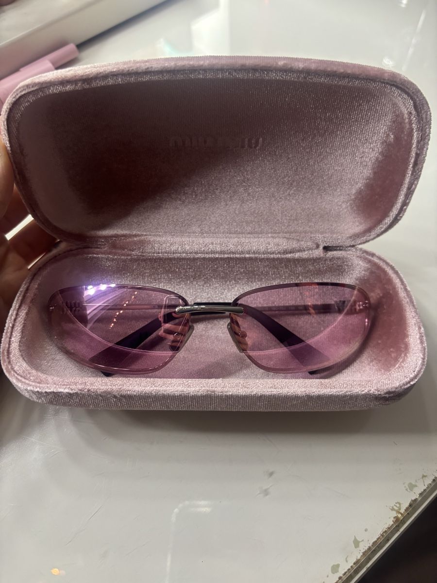 Miu Miu Occhiali & Lenti: MIU MIU Sonnenbrille mit Etui – Nuovo (secondo la descrizione) da Ehrendingen venduto da mic_qd8r