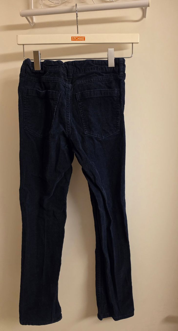 H&M Pantaloni: blaue Cordhose Slim Fit Gr. 134 – Usato da Zürich venduto da Pemberleys 1