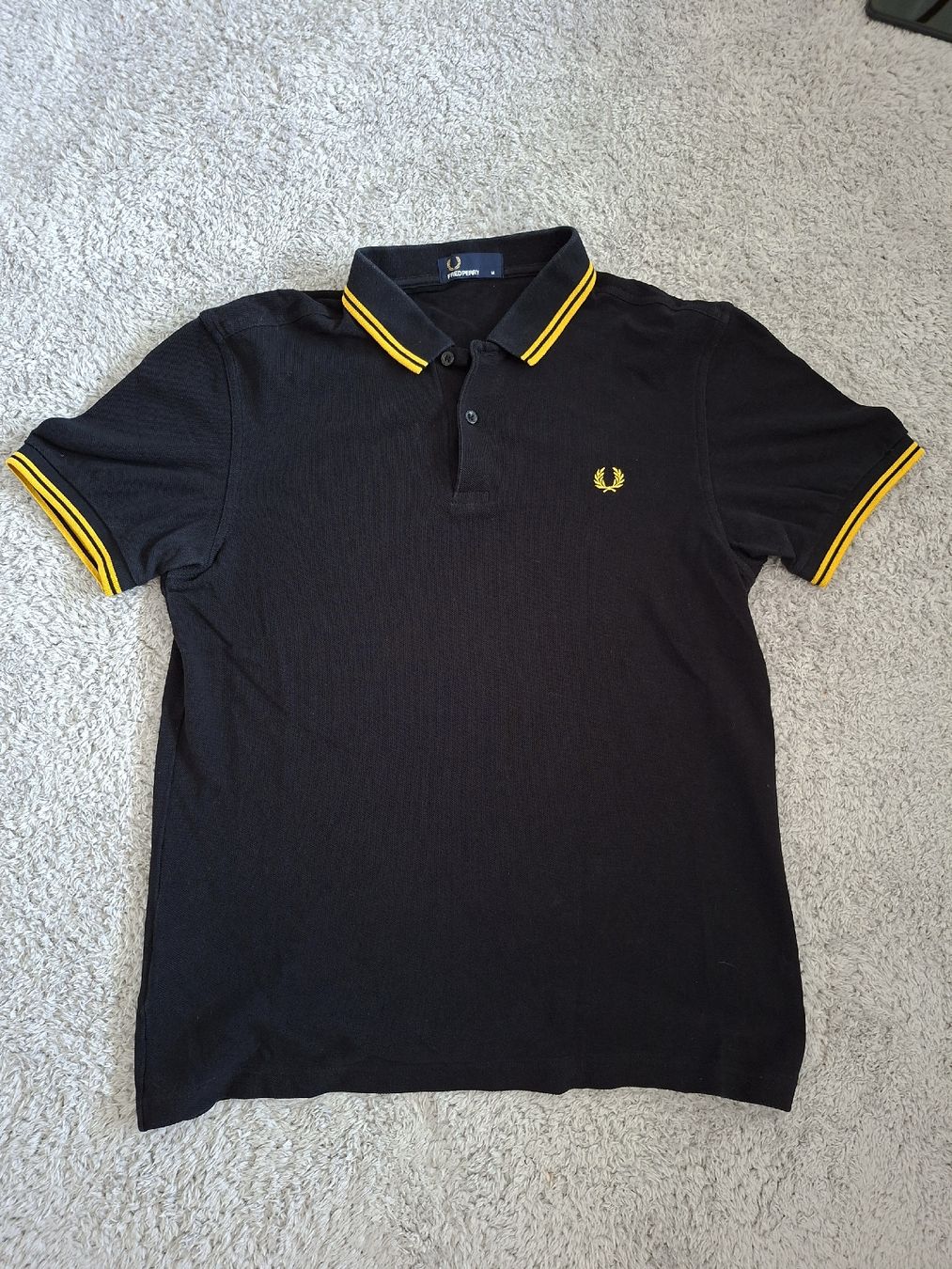 Fred Perry Polo-Shirts: Polo Fred Perry noir et jaune taille M  – Gebraucht aus Renens VD von ser_j2fn