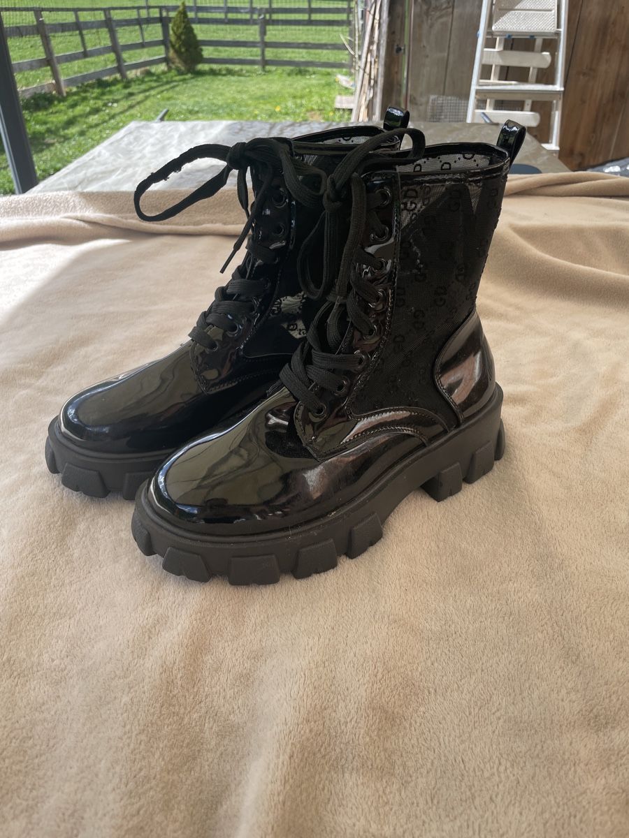 Scarpe da donna: Schwarze Stiefel mit Absatz 2-3cm – Nuovo (secondo la descrizione) da Lenk im Simmental venduto da banane50626