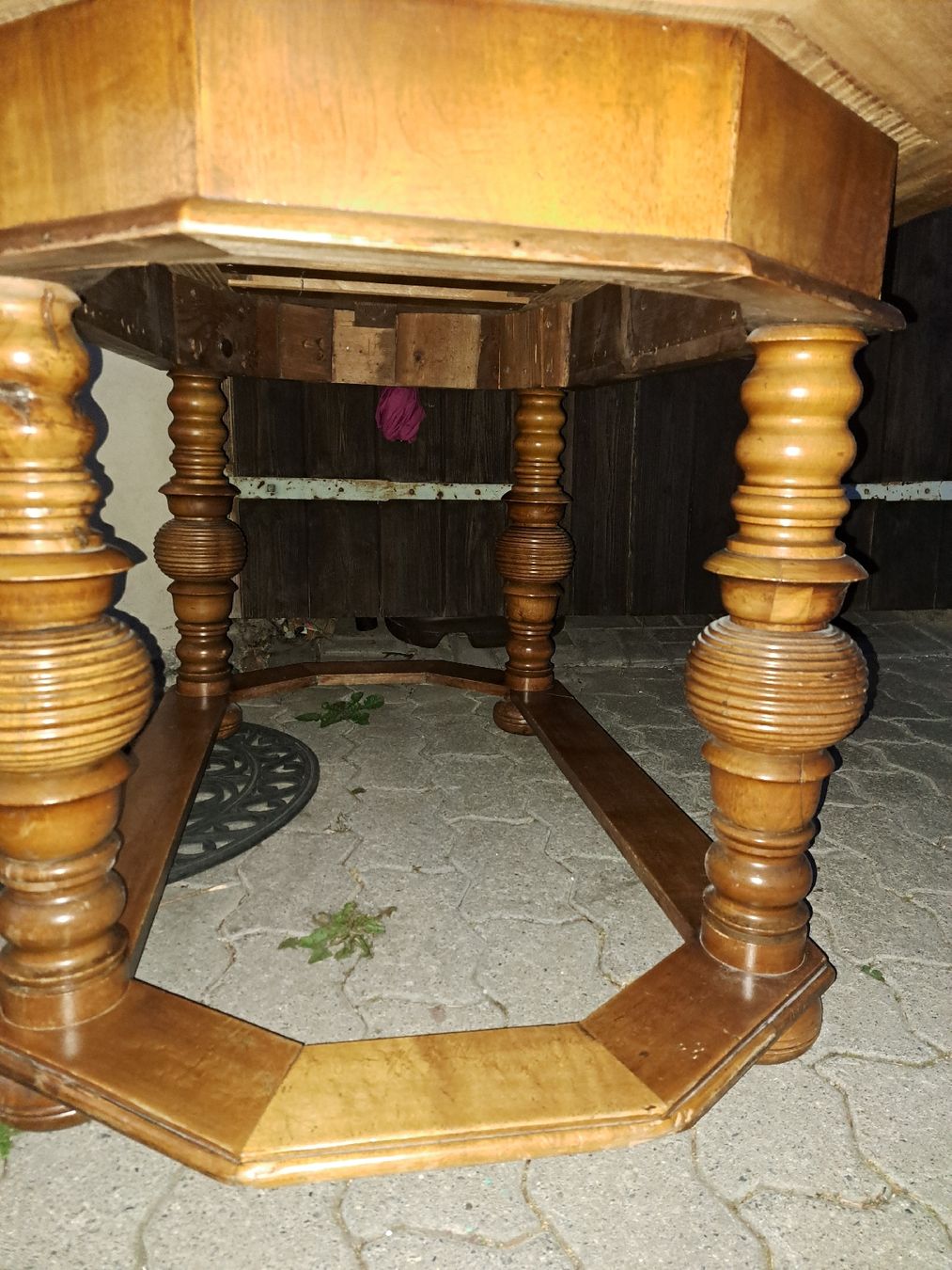 Tische: Antiker Nussbaumtisch mit Intarsien, – Gebraucht aus Kölliken von Upcycling-by-Mc-TAM 1