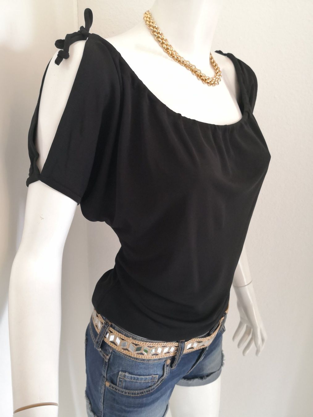 Mango Top: 🤩MANGO TOP SCHWARZ MIT SCHLITZE & MASCHEN – Nuovo (secondo la descrizione) da Olten venduto da Naja-Twins-Twins 3