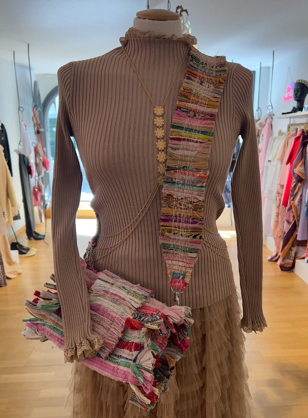 Borse da donna: Handmade Umhängetasche aus recyceltem Stoff – Nuovo e nell'imballaggio originale da Zürich venduto da Naebeli