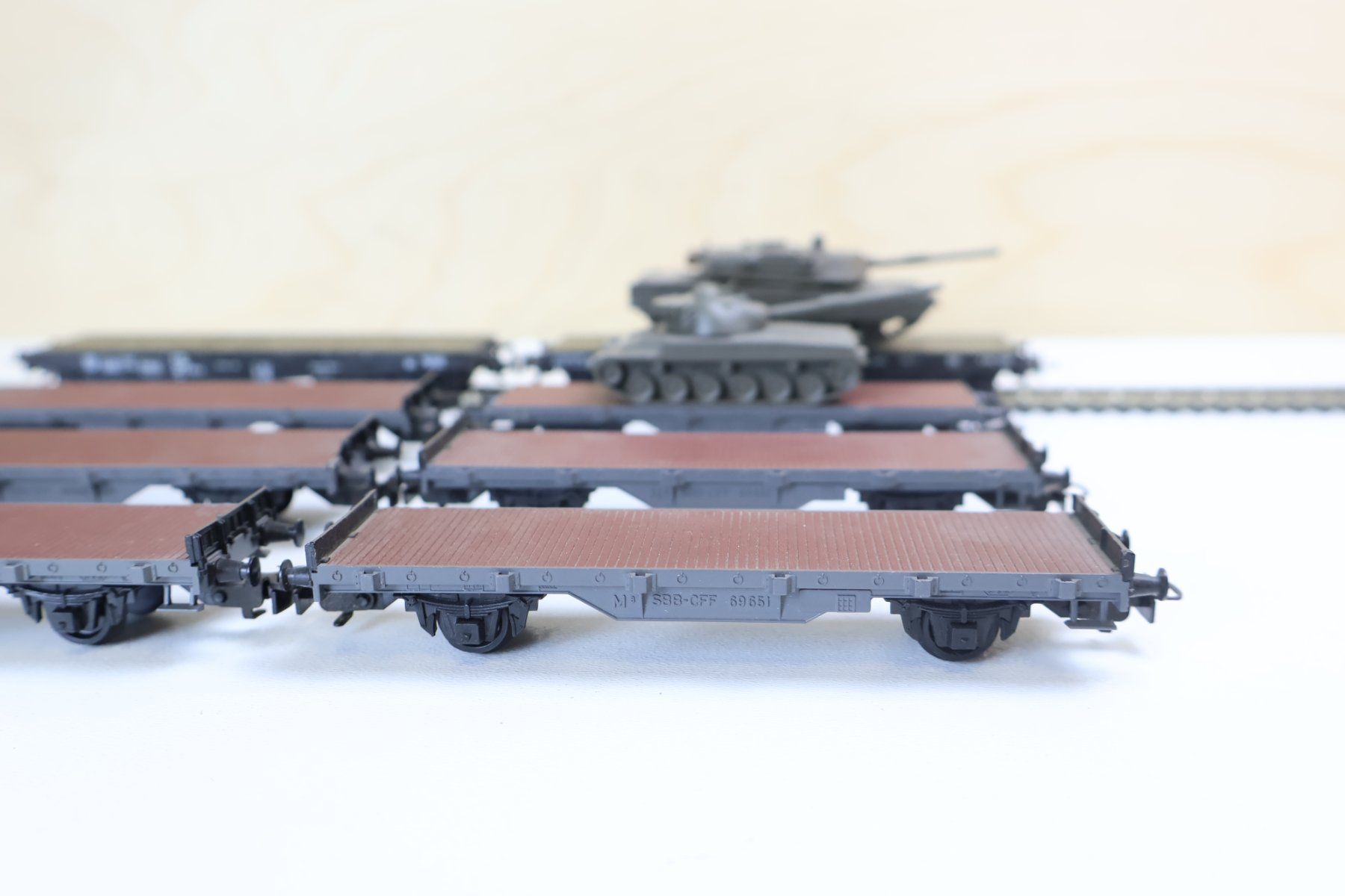 Kleinbahn Modellini di ferrovie: Kleinbahn & Co SBB 8 x Panzerwagen Set H0 - mit Panzer – Usato da Winterthur venduto da Monstera 6