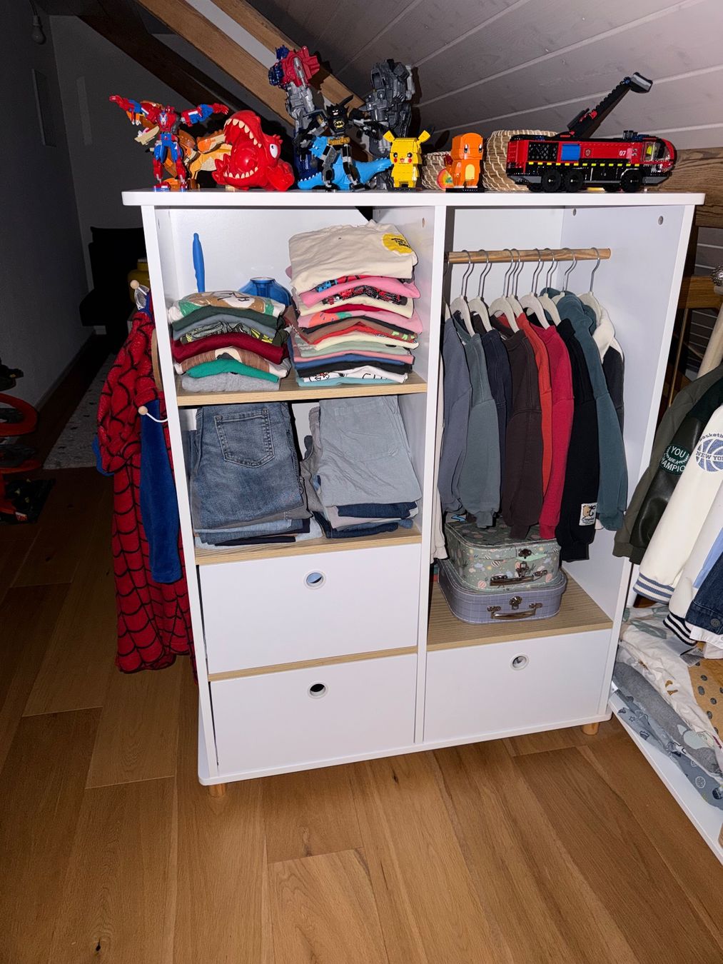 Armoires: Kinderschrank inkl. Tipi Kleiderstange – D'occasion à Richterswil par sar_rg96
