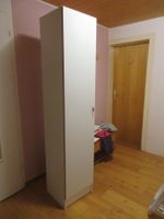 Schrank mit fünf Tablaren
