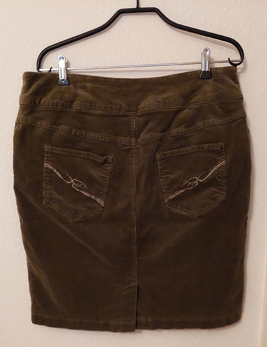 Röcke: BPC Cord Rock Gr. 44 / L - dunkel oliv - stretch – Gebraucht aus Oberwil BL von Hunajakakku 1