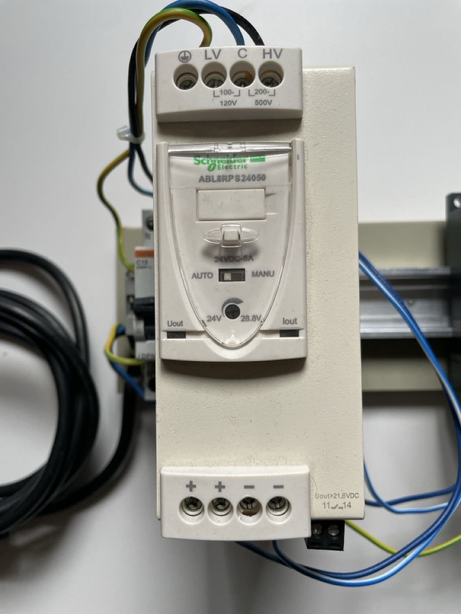 Schneider Componenti elettronici: Automate programmable Schneider  – Usato da Corcelles BE venduto da Peichen 1