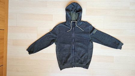 Kapuzenstrickjacke