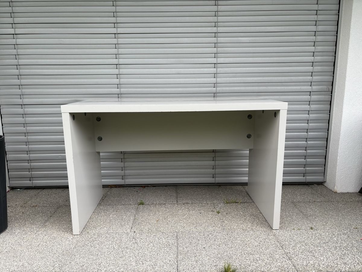 Bureaux: White Desk Good Condition 120cm width – Neuf (Voir description) à Küsnacht ZH par las_w8st 3