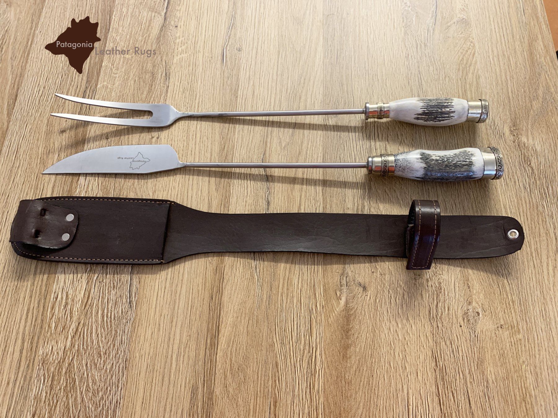 Set di posate: Grillmesser- und Gabelset mit Hirschgeweihgriffen – Nuovo e nell'imballaggio originale da Arbedo venduto da patagonialeatherrugs 2