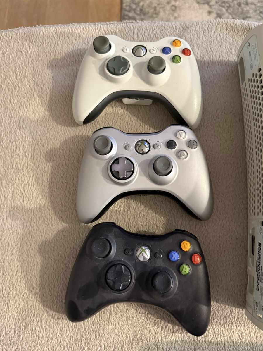 Microsoft Konsolen: XBOX 360 mit 3 Controller und 2 Speicherkarten – Gebraucht aus Zürich von mellymawi 3