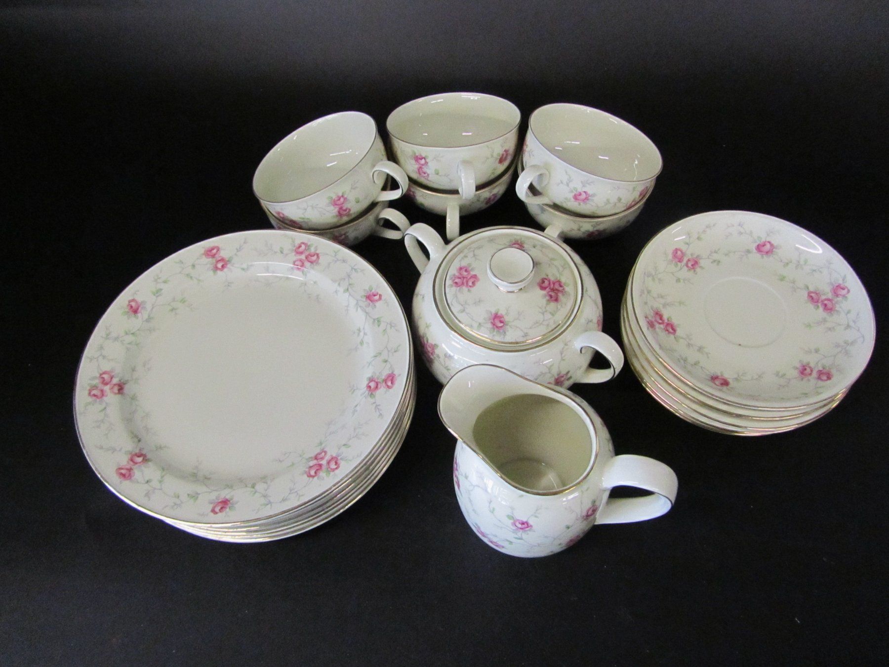 Set di piatti: Teeservice mit rosa Rosenmotiv – Usato da Muhen venduto da Restwert_Muhen