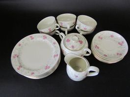 Teeservice mit rosa Rosenmotiv